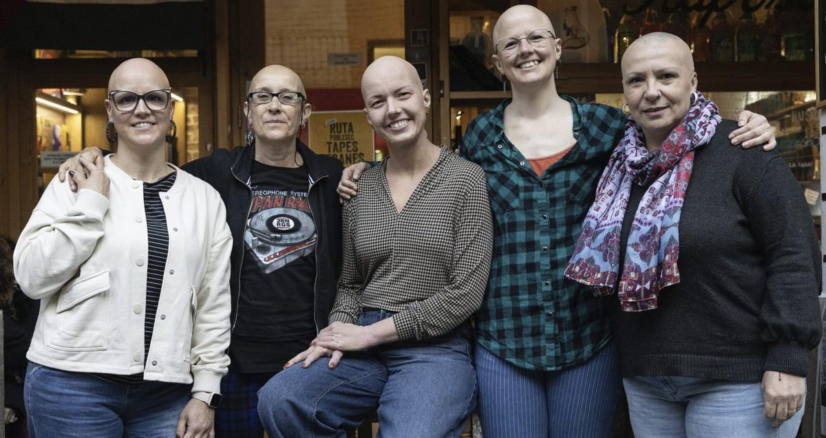 Tereza Drahoňovská, autora del còmic 'Calba', en el centre, al costat de diverses fundadores de l'associació A Pelo.