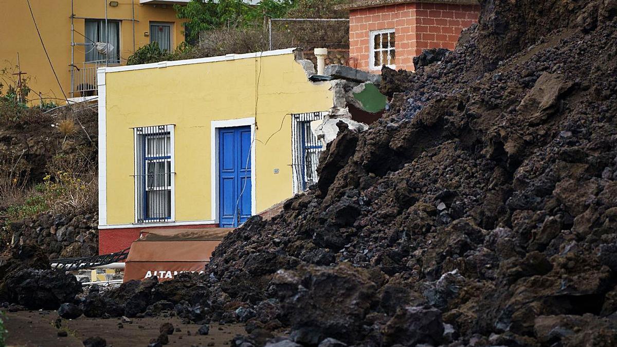 La lava destrossa una casa del municipi de Todoque