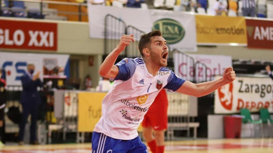 Javier Alonso celebra su gol ante el Santa Coloma.