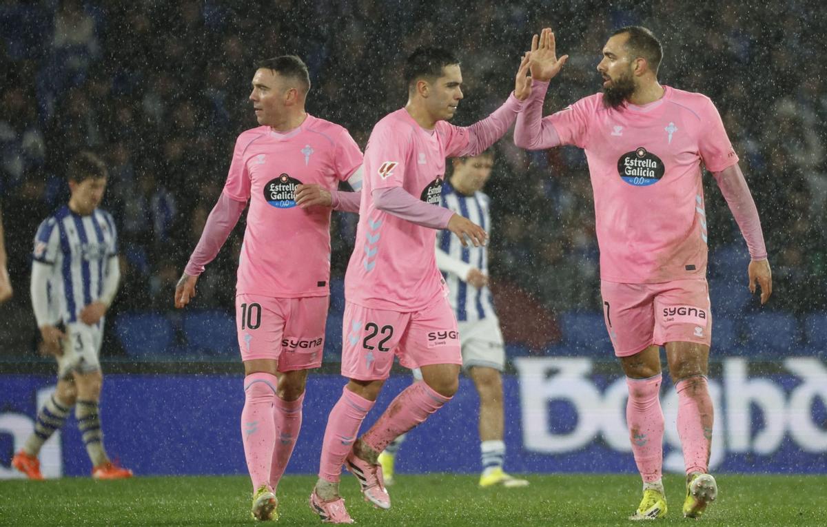 Borja celebra con Sotelo,
en presencia de Aspas, su gol
a la Real Sociedad en Anoeta. | EFE