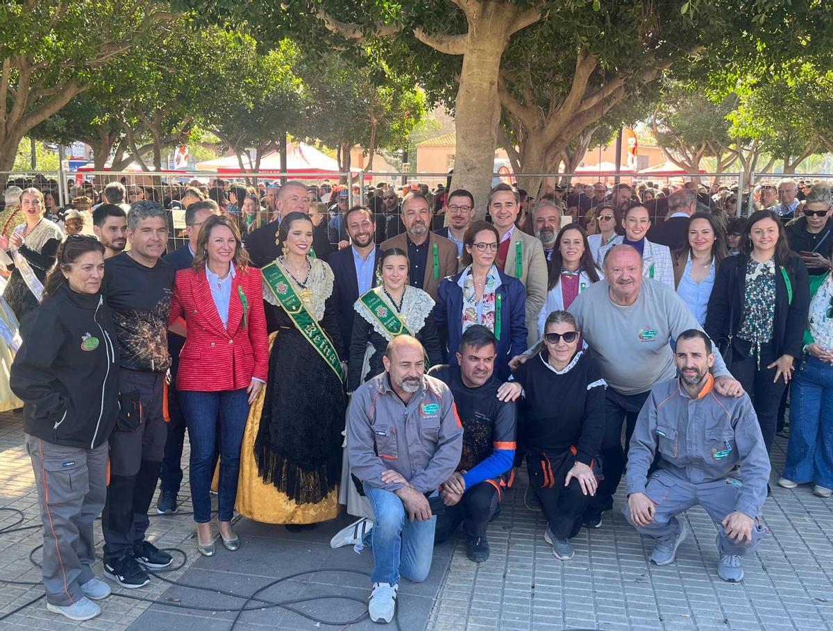 Las reinas de las fiestas, la alcaldesa y corporación municipal con representantes de la pirotecnia murciana.