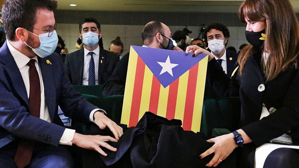 Pere Aragonès i Laura Borràs en un acte, amb Jordi Puigneró i Damià Calvet  a la fila del darrere.