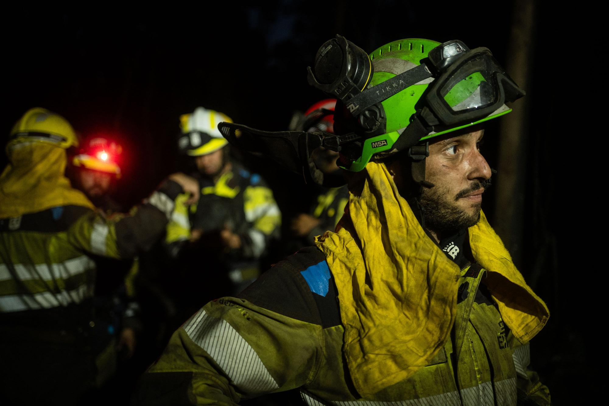 Labores de enfriamiento en Ravelo del incendio de Tenerife