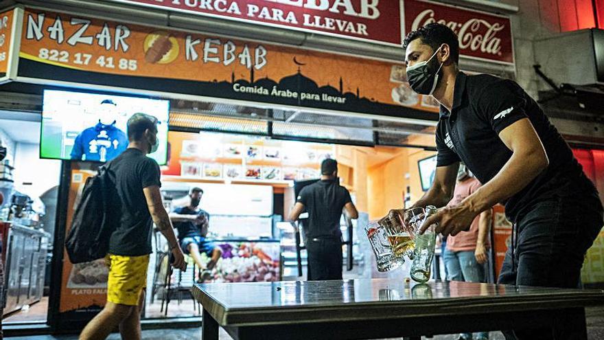 Un camarero recoge una mesa en el centro de Santa Cruz de Tenerife.