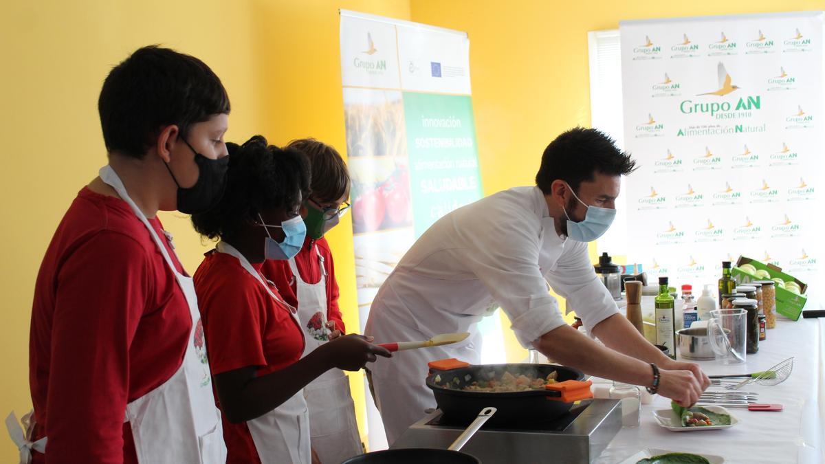 Daniel Yranzo preparó un menú saludable con el que consiguió sorprender a los más jóvenes.