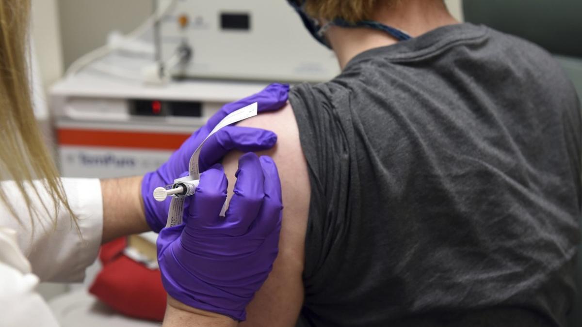 Un voluntario participa en un ensayo de la vacuna desarrollada por Pfizer y BioNtech en Maryland.