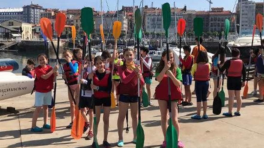 Un grupo de niños dispuestos a remar.