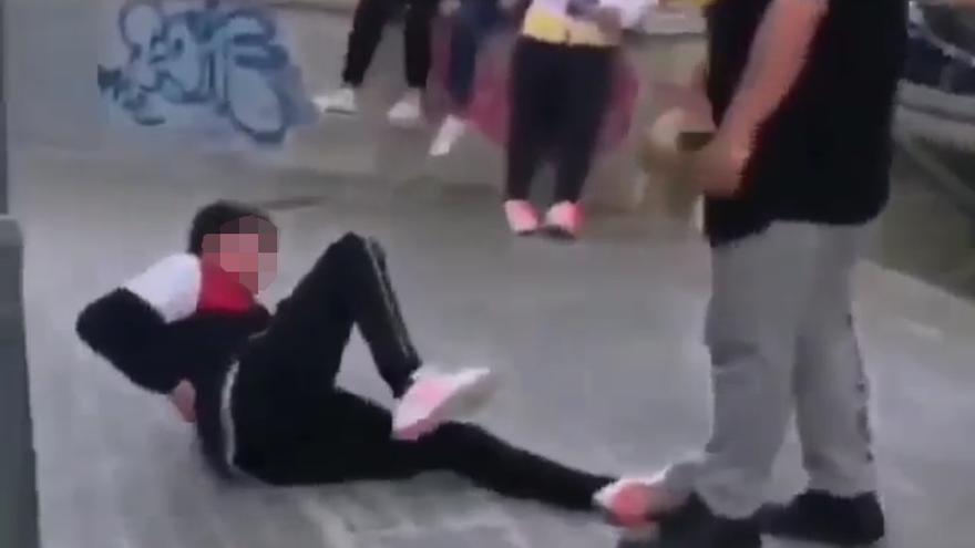 Una de las menores que aparece en los vídeos de las peleas se intentó suicidar