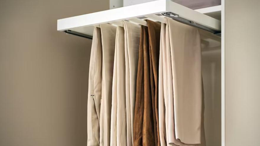 El pantalonero de Ikea te ayudará a mantener ordenado tu armario.