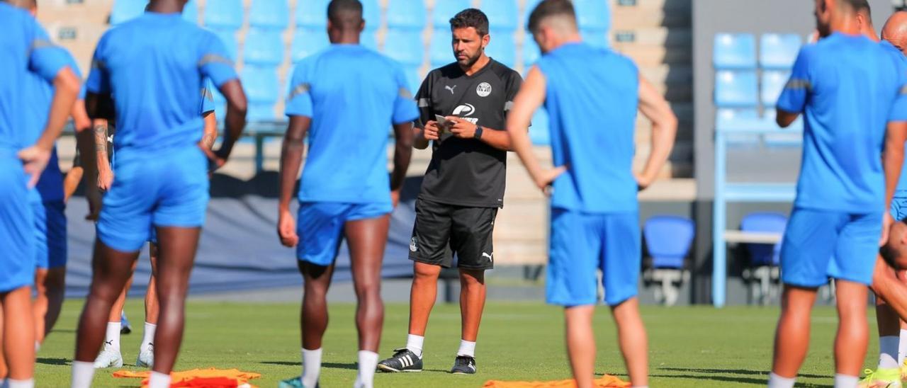 El entrenador d ela UD Ibiza, Javi Baraja, se dirige a sus futbolistas durante un entrenamiento de esta semana. | UD IBIZA