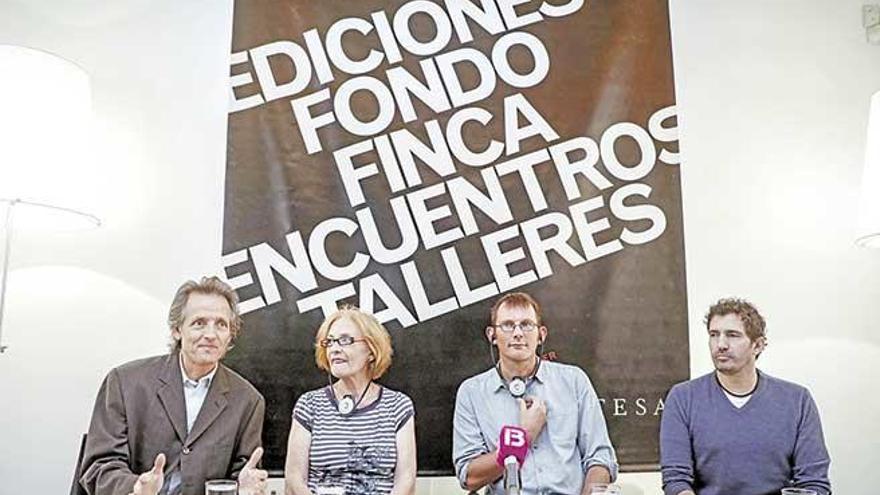 Guillem Ferrer, de la Fundació Educació per la Vida, Pam Warhurst, Rob Hopkins y César Bona, ayer durante los ´Encuentros Camper´.