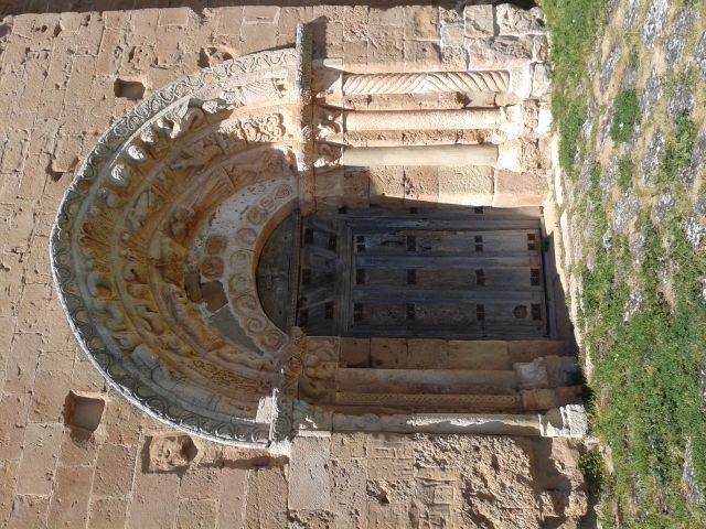 La portada de la iglesia, con una peculiar iconografía