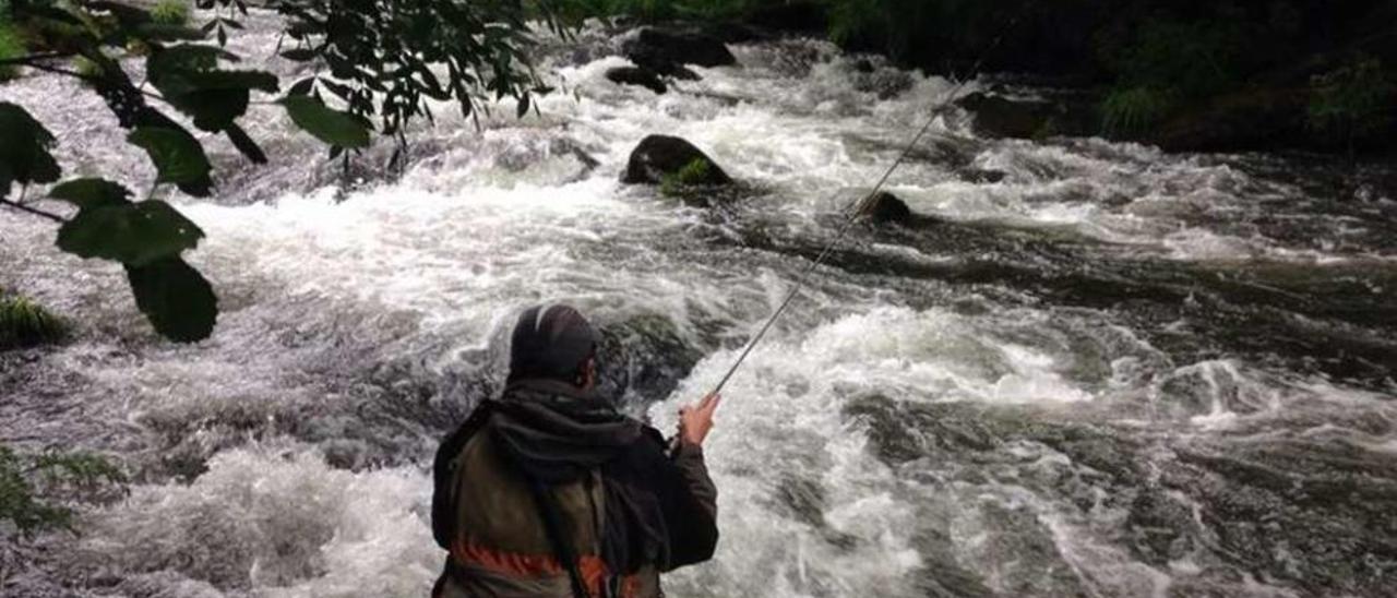 Un pescador en el río Deza a su paso por la parroquia silledense de Taboada.