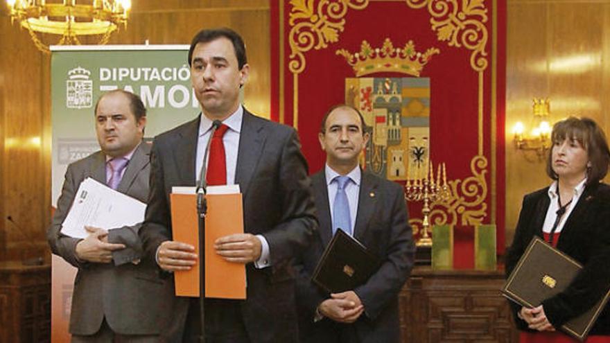 El presidente Maíllo explica los presupuestos ante el responsable de Economía, Aurelio Tomás, y los diputados Antonio Juanes (Adeiza) y Rosa Muñoz (PSOE).