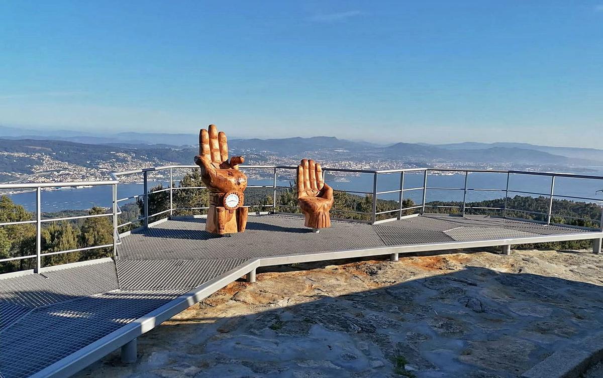 Las dos sillas giratorias con forma de mano en el mirador del Monte Faro.   | // FDV