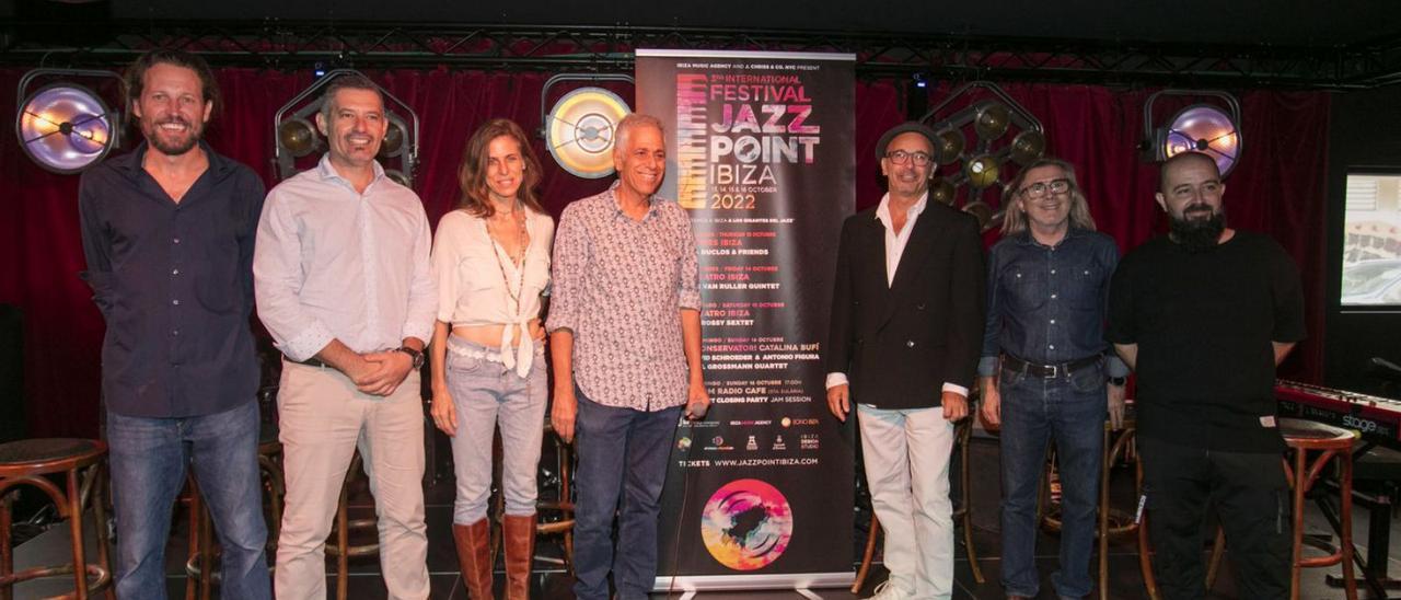 Juangui Harmsen, Juan Miguel Costa, Muriel Grossmann, David Moss, Adam Lenox, Miquel Costa, y Pep Tur, ayer en Teatro Ibiza, en la presentación de Jazz Point Ibiza..  |  VICENT MARÍ