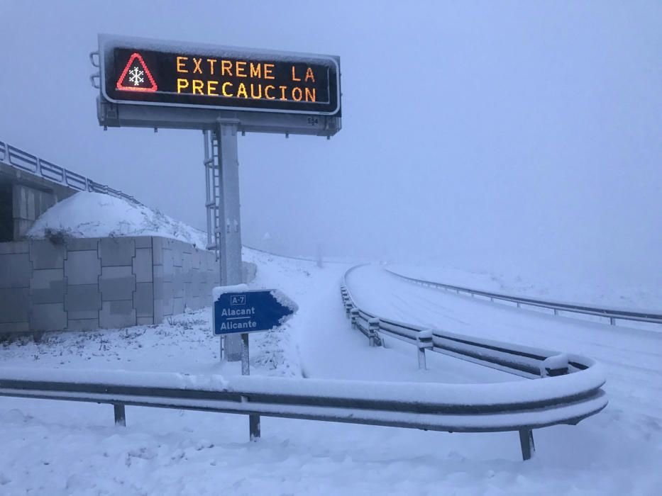 La neu cobreix les comarques alacantines.