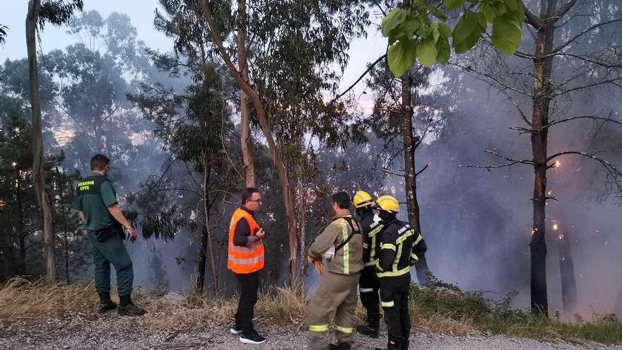 Un incendio forestal hace unos días en A Choupana, en Cangas. // Santos Álvarez