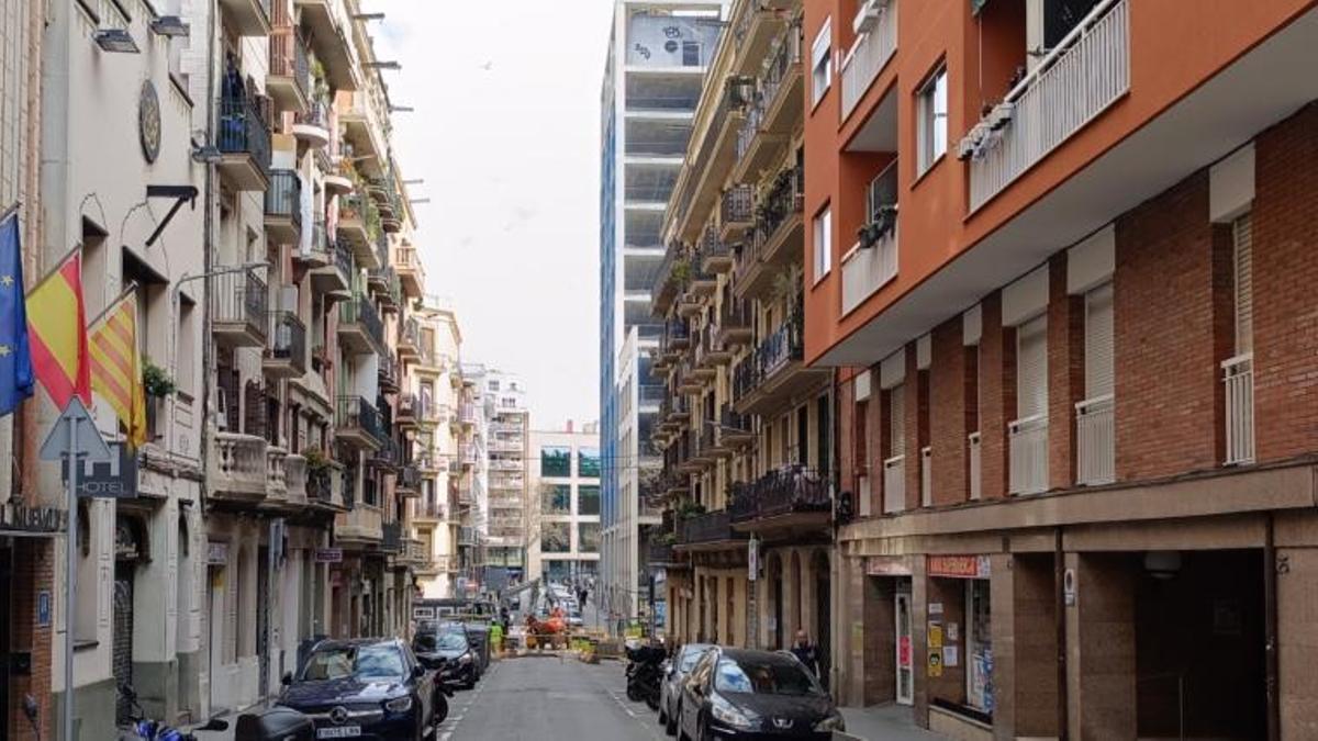 Imagen de la calle de Cabanes, en el Poble Sec, que se verá afectada por las obras.