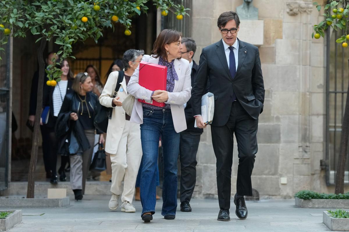 GRAFCAT4577. BARCELONA, 11/11/2025.- El presidente de la Generalitat, Salvador Illa, junto a la portavoz del Govern, Silvia Paneque (i), a su llegada a la reunión semanal del gobierno catalán, que se celebra mientras crece la expectativa para que el Gobierno del Estado mueva ficha para iniciar la reforma del sistema de financiación autonómica, después de que ERC haya aplazado hasta 2026 el debate en el Congreso de la ley para que Cataluña recaude el IPRF. EFE/Enric Fontcuberta