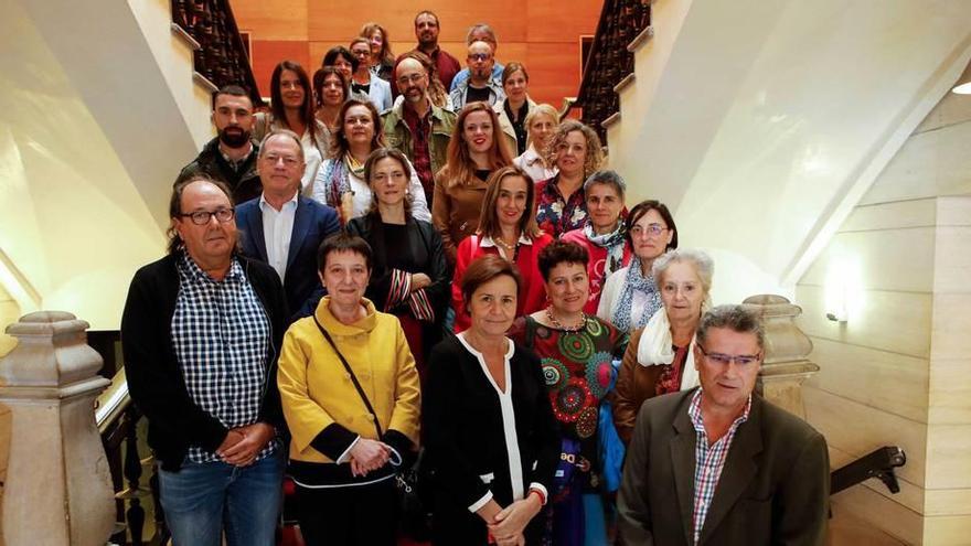 Carmen Moriyón, en el centro, rodeada de ediles, profesores de centros educativos, personal de la Oficina de Políticas de Igualdad del Ayuntamiento y responsables del Centro del Profesorado y Recursos (CPR) de Gijón-Oriente.