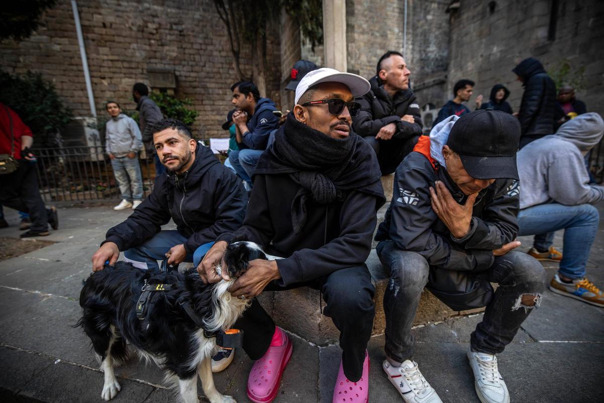 Varios jóvenes que duermen en la callel,esperando su turno para entrar a la parroquia a desayunar.