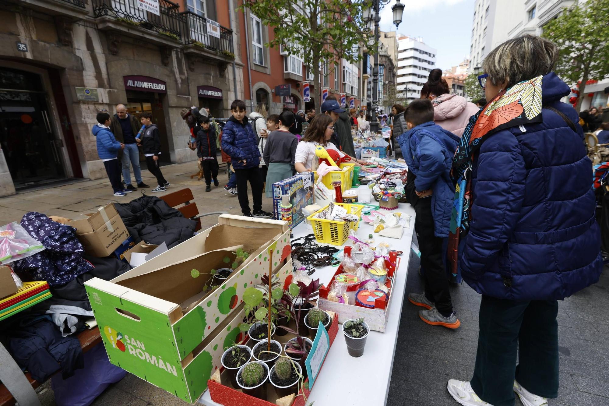 EN IMÁGENES: Así fue el mercado escolar que se celebró este sábado en Avilés