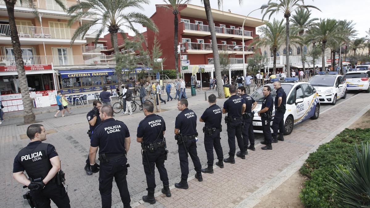 Vor den spanischen Abifahrten wird die Präsenz an Polizisten in Arenal aufgestockt.