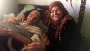 Yousef y su hija Nejmeh, en su caravana de Zaatari (Jordania), en una imagen reciente.