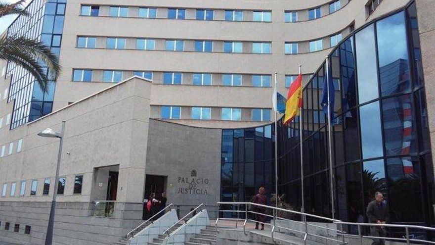 A doctor sentenced to 48 years in prison for abusing ten patients in La Palma