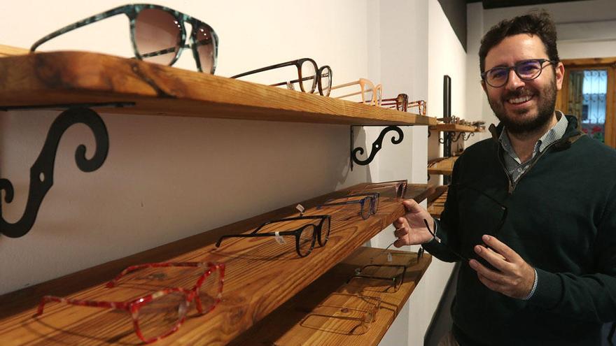 El óptico Rafael Prado, esta semana en la Óptica Fernández-Baca Autor, de calle Santa Lucía, 11, con algunas de las gafas de la colección Dukar.