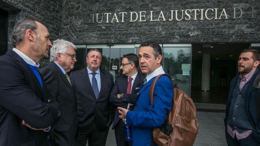 Diego García y los consejeros en la &quot;Ciudad de la Justicia&quot; de Elche