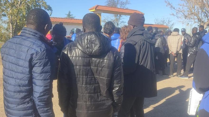 Dos representantes de ACNUR visitan el centro de acogida de migrantes de Mérida