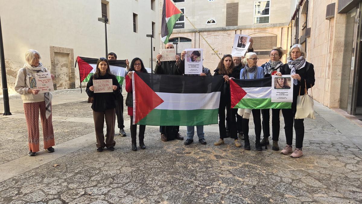 La proteta se ha organizado a las puertas del consulado británico en Palma