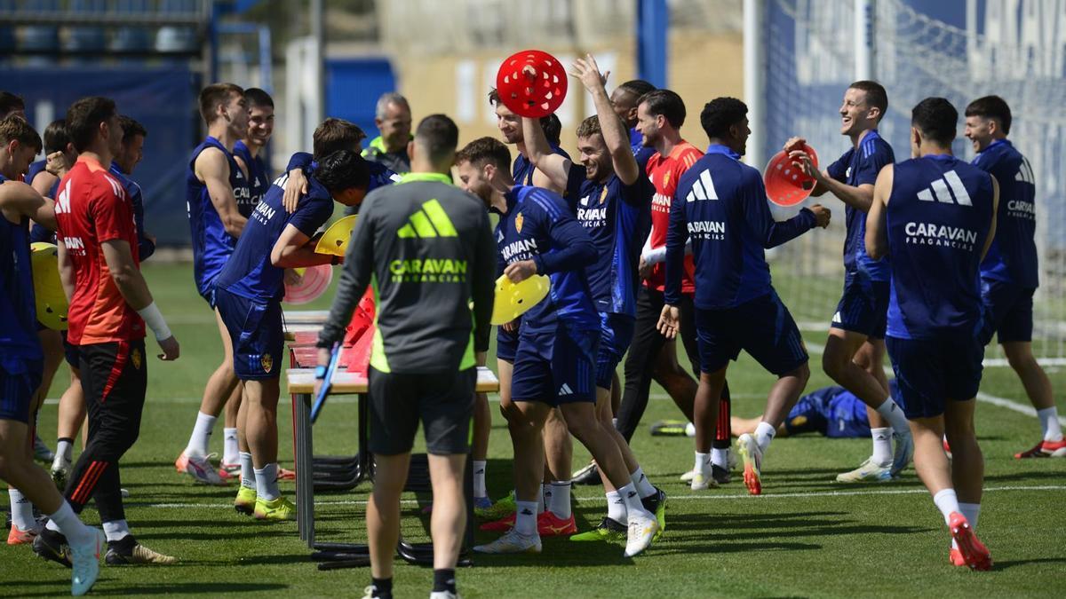 Los jugadores zaragocistas, en un ejercicio en la Ciudad Deportiva.