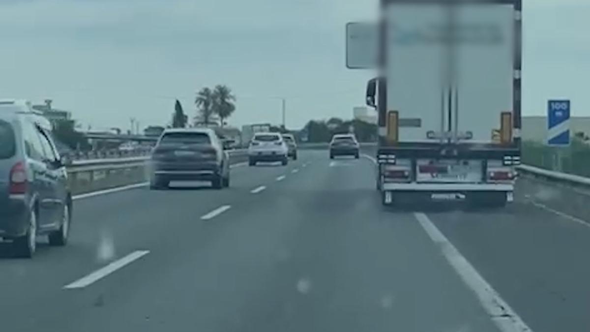 Drogado, haciendo zigzag e invadiendo otros carriles: así fue la temeraria conducción de un camionero detenido en Alhama
