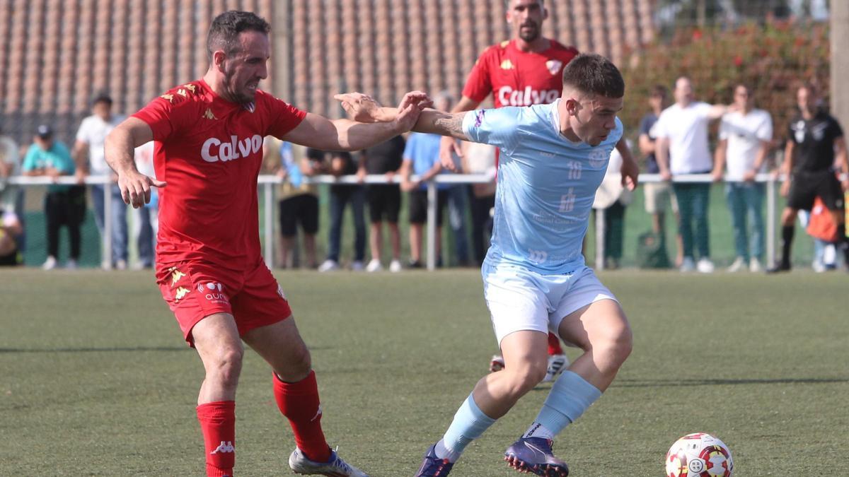 Rocha protege el balón en un lance del encuentro de ayer entres Beluso y Sofán.