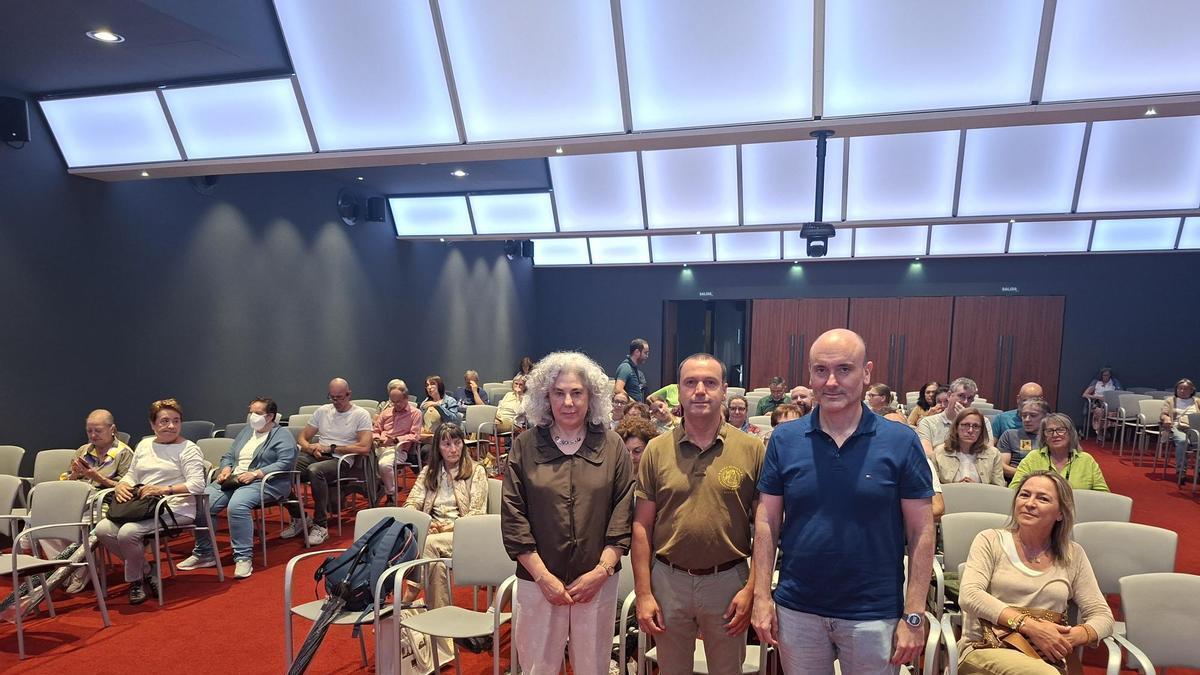 Por la izquierda,  María Antonia Pedregal, Juan Ramón  Muñiz y Pablo León, en el Club LA NUEVA ESPAÑA.