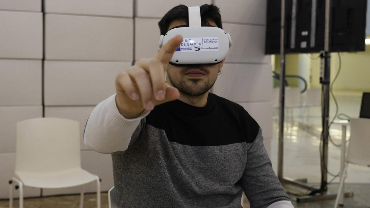 Un joven prueba uno de los programas de realidad virtual ideados por Sanidade