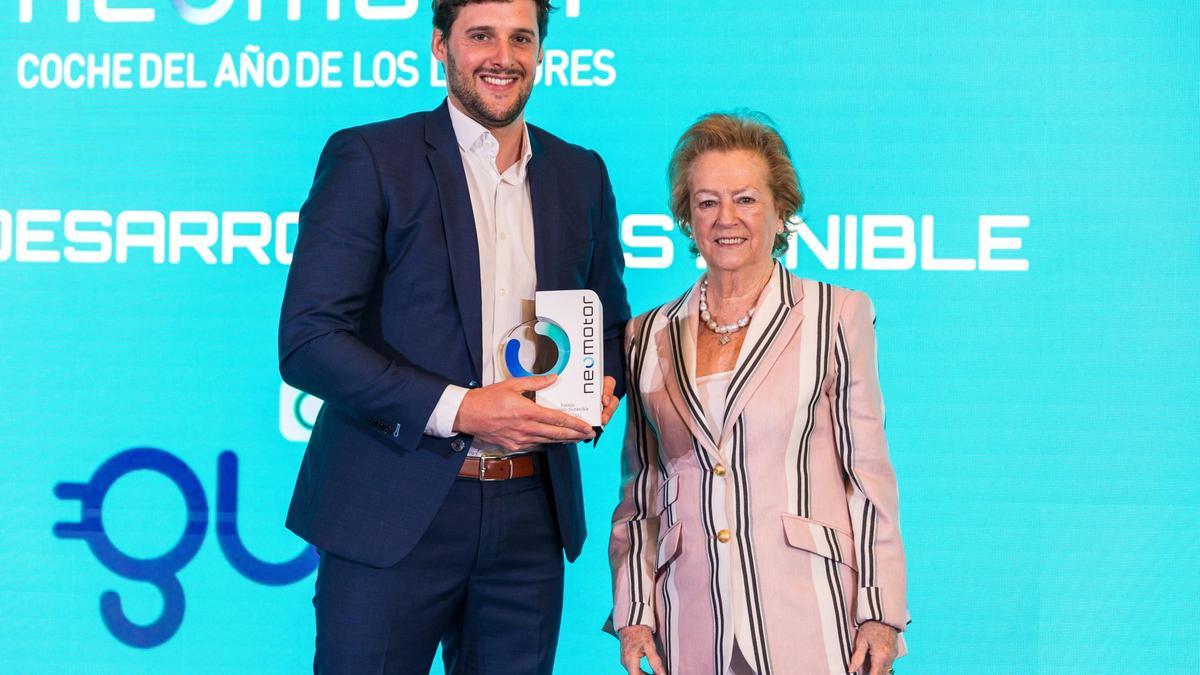 Arantza Sarasola, vicepresidenta de Prensa Ibérica, entrega el Premio al Desarrollo Sostenible concedido a Adrien Castagnie como director de ChargeGuru España