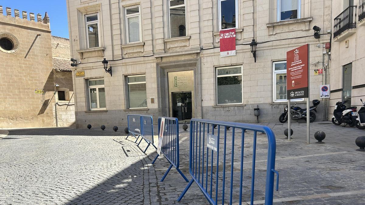 Vallas que impiden aparcar junto al Archivo Municipal, incluido en el itinerario de La Noche en Blanco.