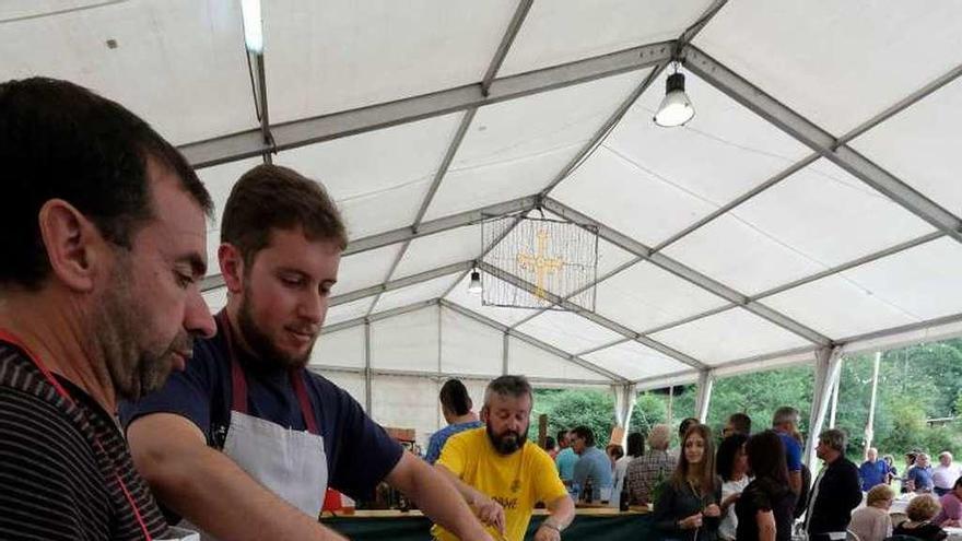 Cocineros, ayer, preparando la comida de hermandad de Argame.