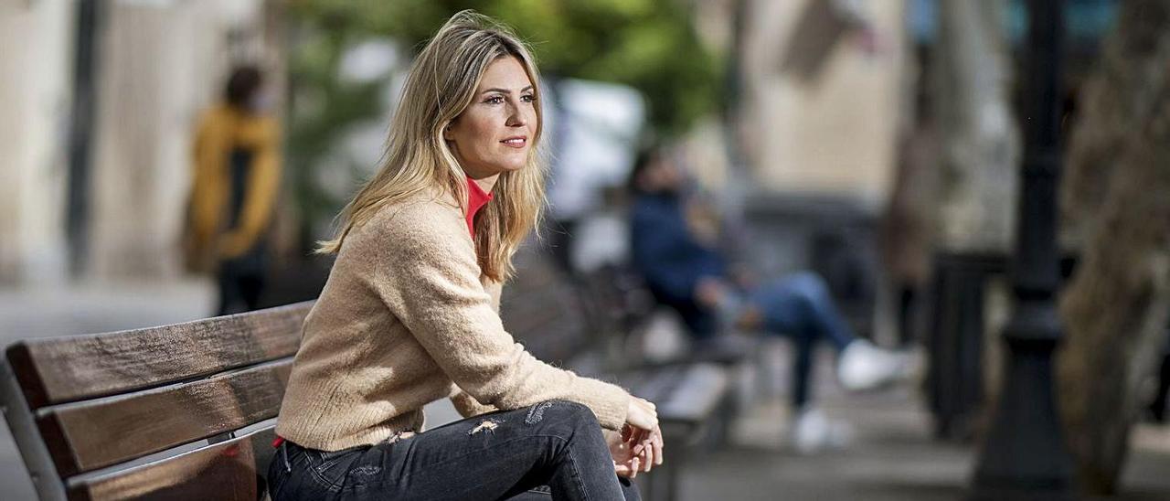 La periodista Danae Boronat fotografiada con un balón bajo el brazo en el barrio de Gracia en Barcelona