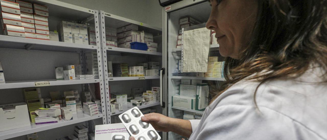 Una médico del servicio de Farmacia del Hospital General de Elche muestra la Prep.