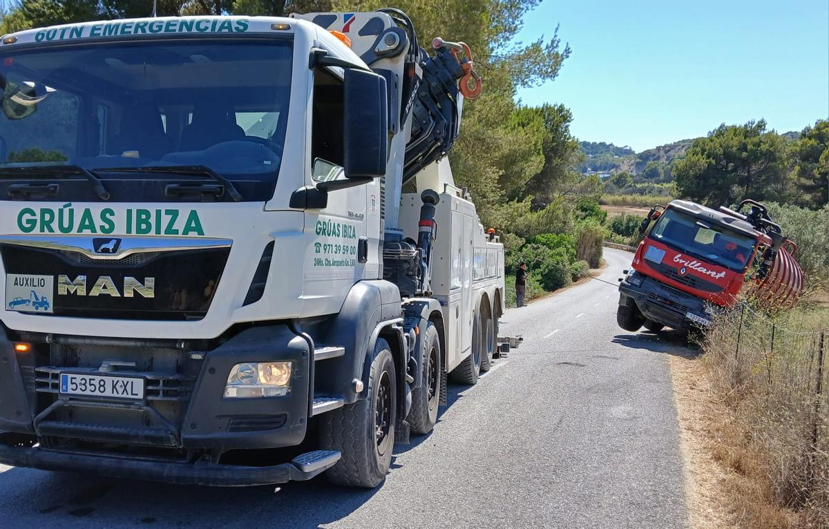 El camión remolcado por Grúas Ibiza.