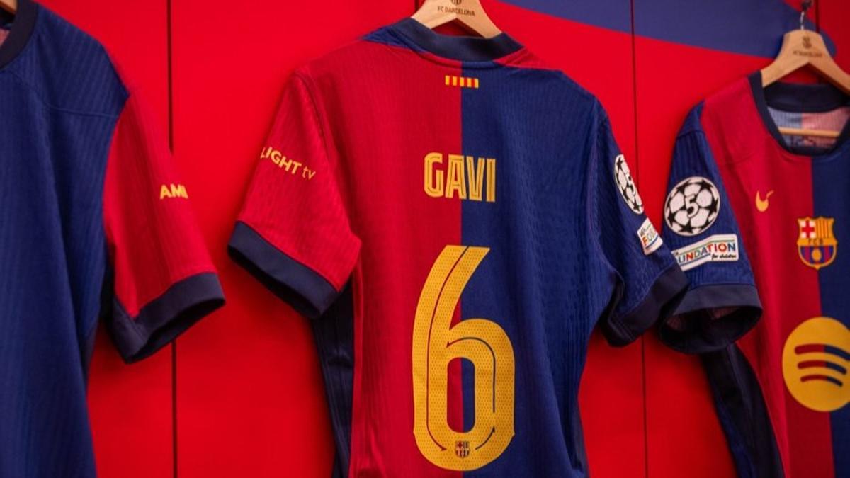 La camiseta de Gavi en el vestuario de Montjuïc antes del duelo con el Dortmund.