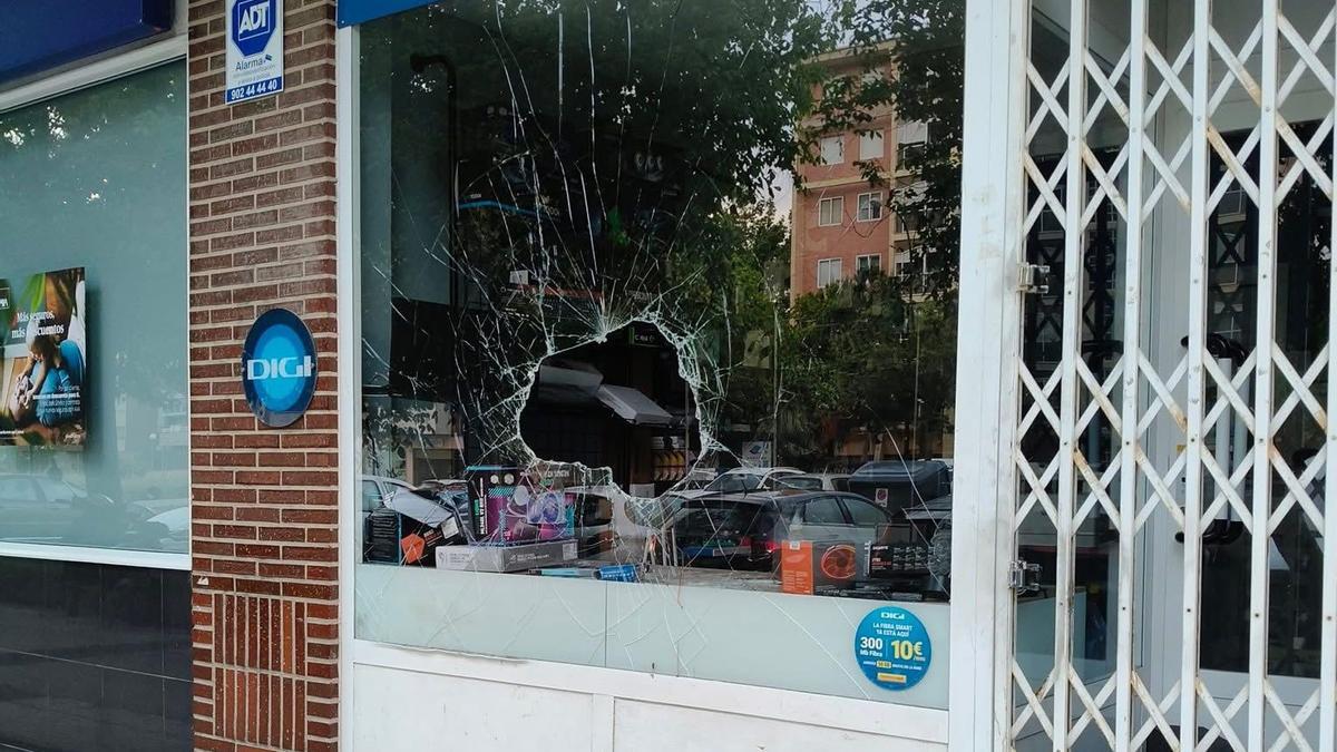 Los ladrones fracturaron la cristalera del establecimiento para