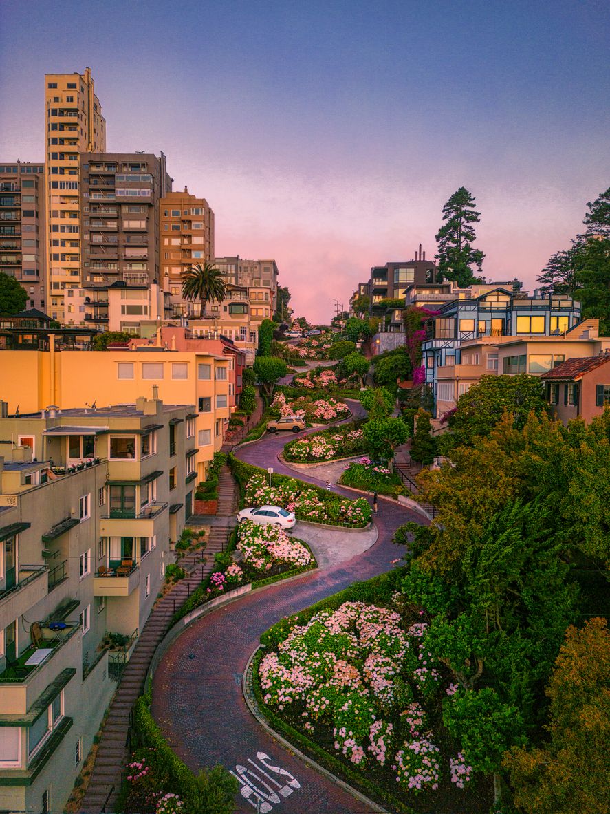 Lombard Street es conocida como la calle más sinuosa del mundo.