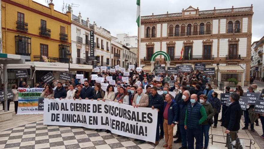 Decenas de vecinos se concentran contra el cierre de sucursales de Unicaja en la Serranía de  Ronda