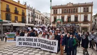 Decenas de vecinos se concentran contra el cierre de sucursales de Unicaja en la Serranía de Ronda